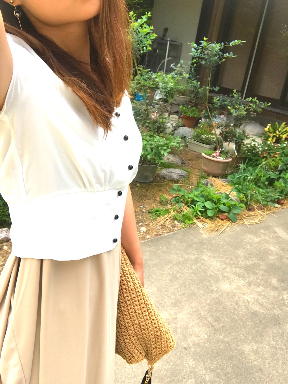 「休日スタイル、夏コーデ、白Tシャツ、ドラフトハレ、ドラフトアパートバイ、HARE、apartbylowrys、ハレレ、オトナ女子、オトナカジュアル」｜「HAREのコンパクトＶネックシャツ（HARE）（シャツ/ブラウス、ホワイト系）」を使った、minaさん（レディース・163cm）の夏コーディネートの1枚目の写真