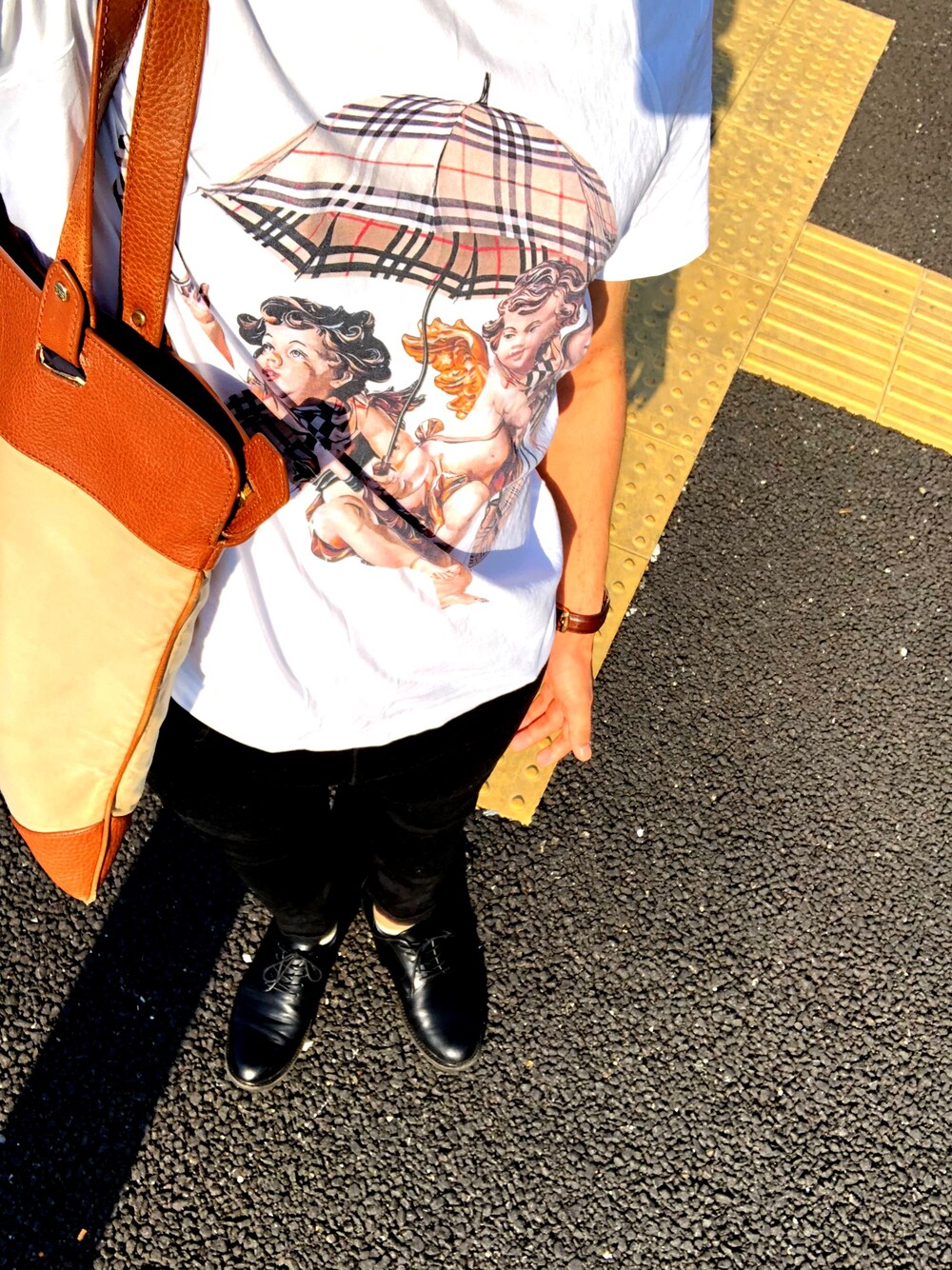 「春、シンプルコーデ、いいね、save、フォローお願いします🤑、黒スキニー、RAGEBLUE、バーバリーロンドン、バーバリー、ダニエルウェリントン、いいね返し、フォローミー」｜「Burberry Londonのアイテム（Tシャツ/カットソー、ホワイト系）」を使った、一人十色(ひとりといろ)さん（メンズ・169cm）の春コーディネートの1枚目の写真
