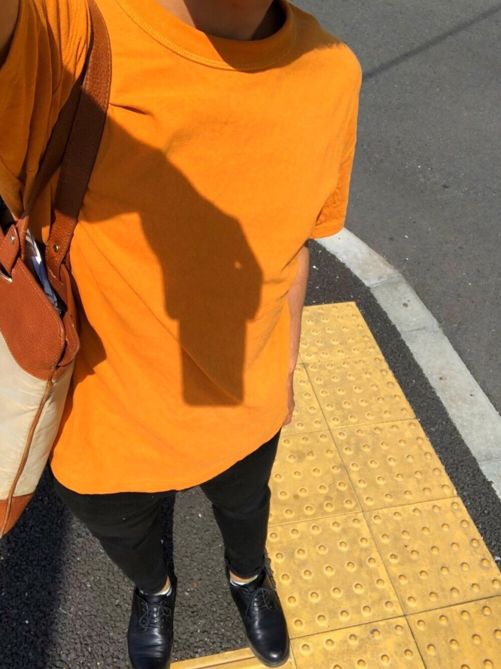 「マスタード、トレンド、シンプル、シンプルコーデ、季節の変わり目、いいね、save、フォローお願いします🤑、シャツスタイル、夏コーデ、ドレスシューズ、ootd」｜「UNIQLOのクルーネックT（半袖）（Tシャツ/カットソー、イエロー系）」を使った、一人十色(ひとりといろ)さん（メンズ・169cm）の春コーディネートの1枚目の写真