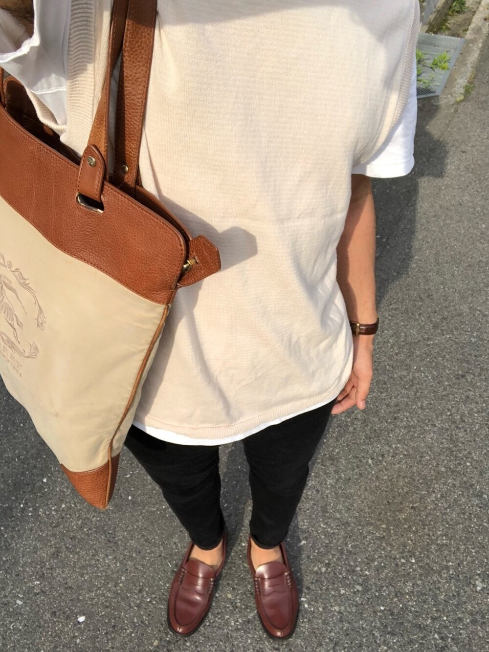 「春夏コーデ、シンプルコーデ、UNIQLO、黒スキニー、ootd、アースカラー、ニットベスト、いいね、save、フォローお願いします🤑、フォローお願いします、いいね返し」｜「CIAOPANIC TYPYのコットン強撚ニットベスト（ベスト、ベージュ系）」を使った、一人十色(ひとりといろ)さん（メンズ・169cm）の春コーディネートの1枚目の写真