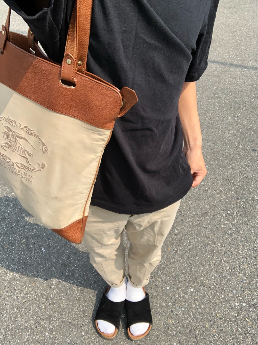 「シンプル、夏、ootd、プチプラコーデ、ラフスタイル、ユニクロコーデ、上下UNIQLO、いいね、save、フォローお願いします🤑、いいね返し、サンダル×靴下」｜「UNIQLOのリラックスフィットクルーネックT（半袖）（Tシャツ/カットソー、ホワイト系）」を使った、一人十色(ひとりといろ)さん（メンズ・170cm）の夏コーディネートの1枚目の写真