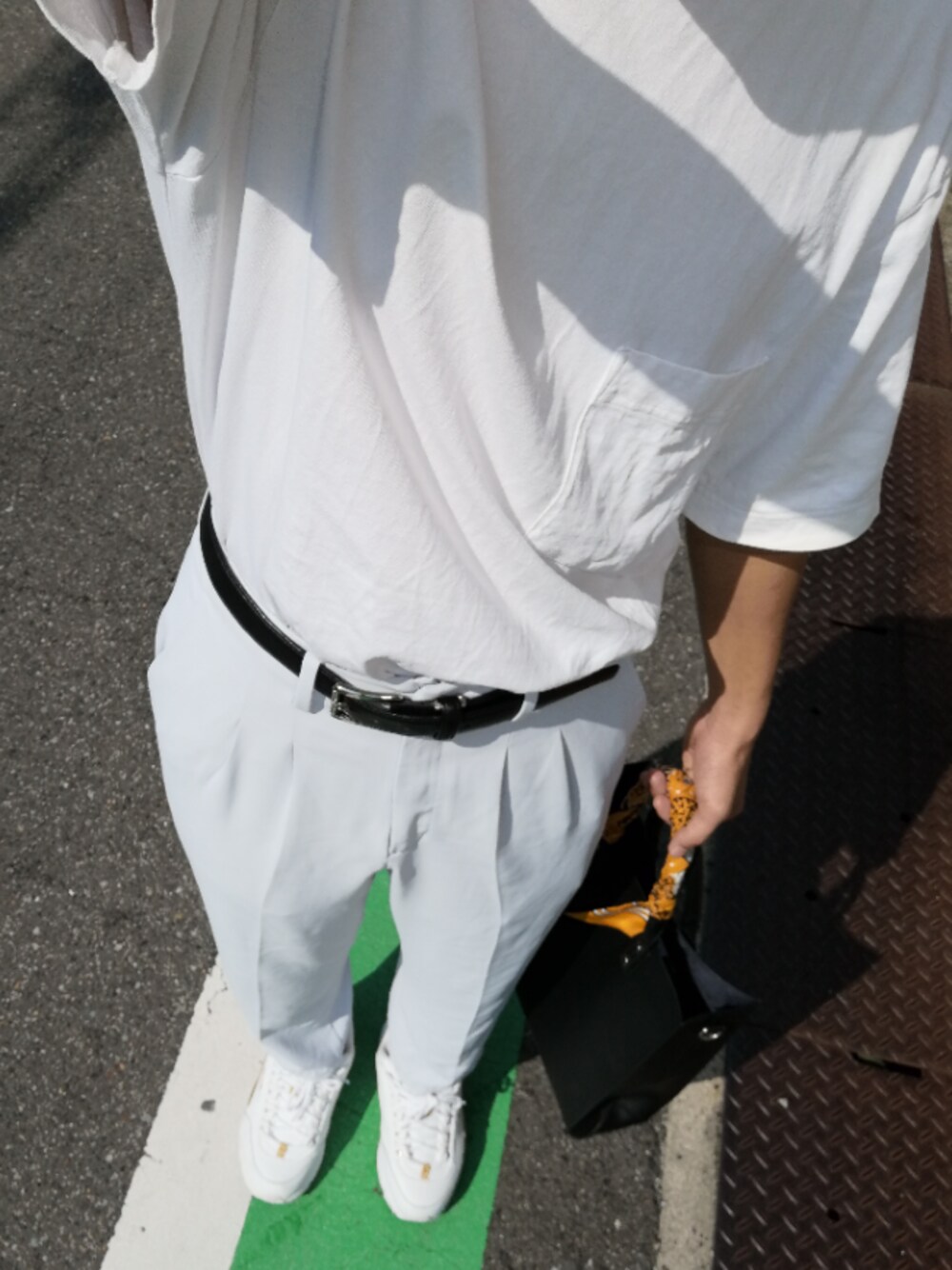 「秋コーデ、オトナカジュアル、タックイン、プチプラ、ワントーンコーデ、いいね、save、フォローお願いします🤑、FILA」｜「UNIQLOのオーバーサイズクルーネックT（半袖）（Tシャツ/カットソー、イエロー系）」を使った、一人十色(ひとりといろ)さん（メンズ・169cm）の秋コーディネートの1枚目の写真