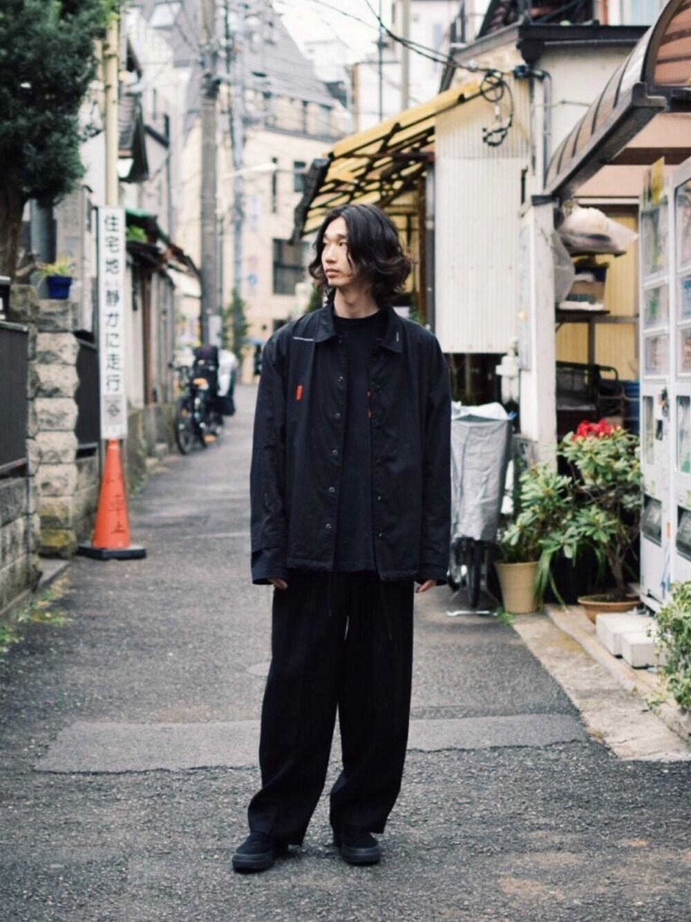 「オトナカジュアル、シンプル、カジュアルコーデ、ootd、モノトーン、黒コーデ、LAD MUSICIAN、コーチジャケット、スリッポン、はるコーデ」｜「LAD MUSICIANのCOACH JACKET size42（ブルゾン、ブラック系）」を使った、SOSUKEHATTORIさん（メンズ・181cm）の春コーディネートの1枚目の写真