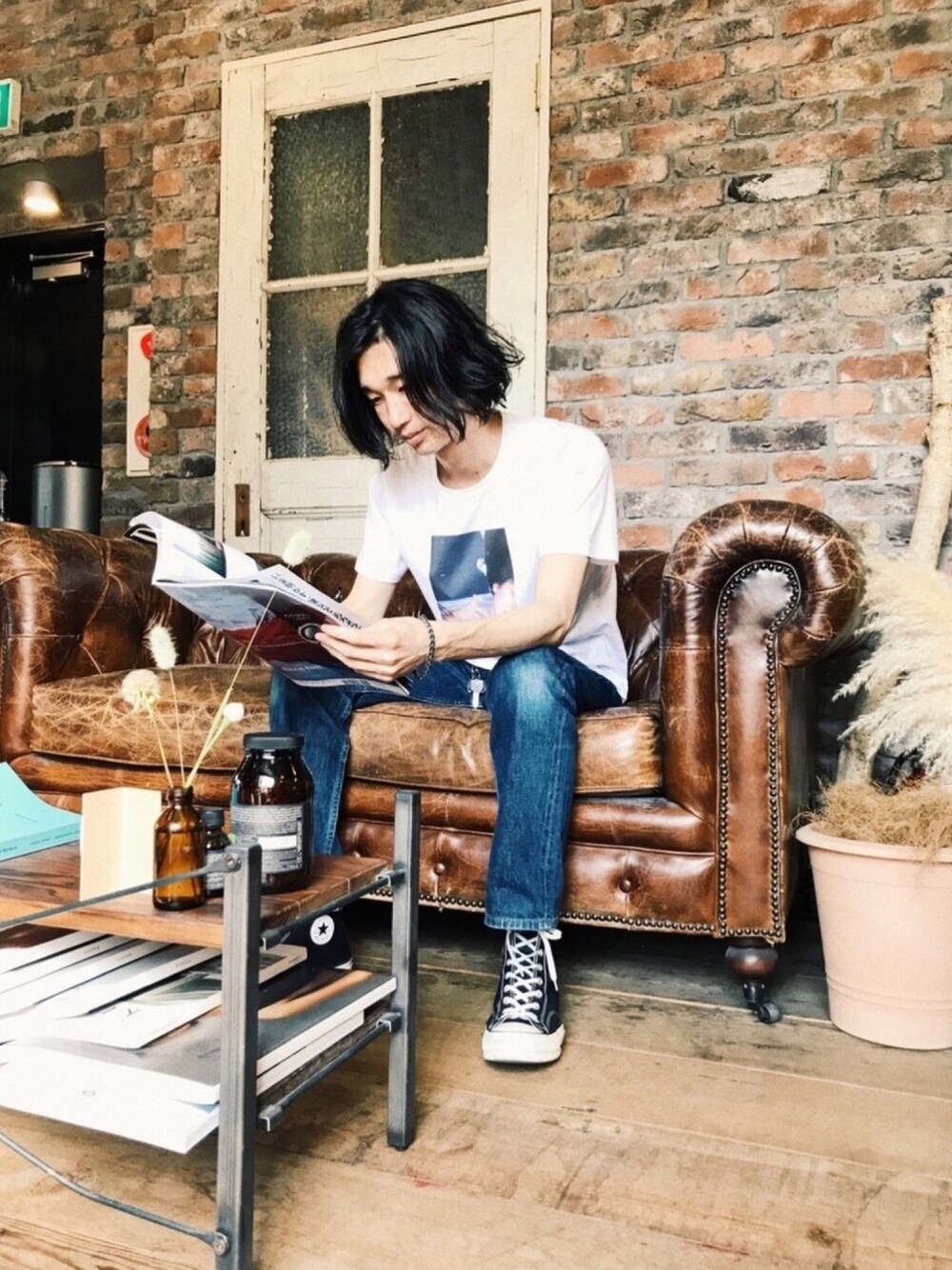 「カジュアルコーデ、今日のコーデ、agnes b.、kucromen、Tシャツ、chad moore、Chuck Taylor、中目黒、Levi's、白Tシャツ」｜「agnes b.のSCJ9 TS アーティストTシャツ size L（Tシャツ/カットソー、ホワイト系）」を使った、SOSUKEHATTORIさん（メンズ・182cm）の春コーディネートの1枚目の写真