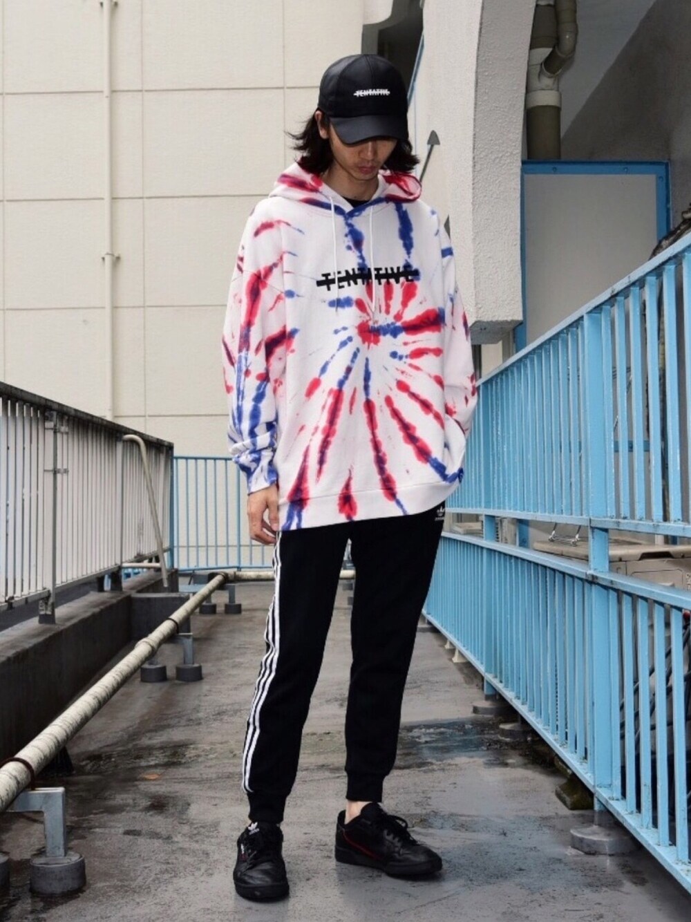 「オーバーサイズ、ストリート、ゆるコーデ、スポーツミックス、パーカー、キャップ、タイダイ柄、トラックパンツ、adidas、TENTATIVE」｜「TENTATIVEのCAP（キャップ、ブラック系）」を使った、SOSUKEHATTORIさん（メンズ・182cm）の秋コーディネートの1枚目の写真