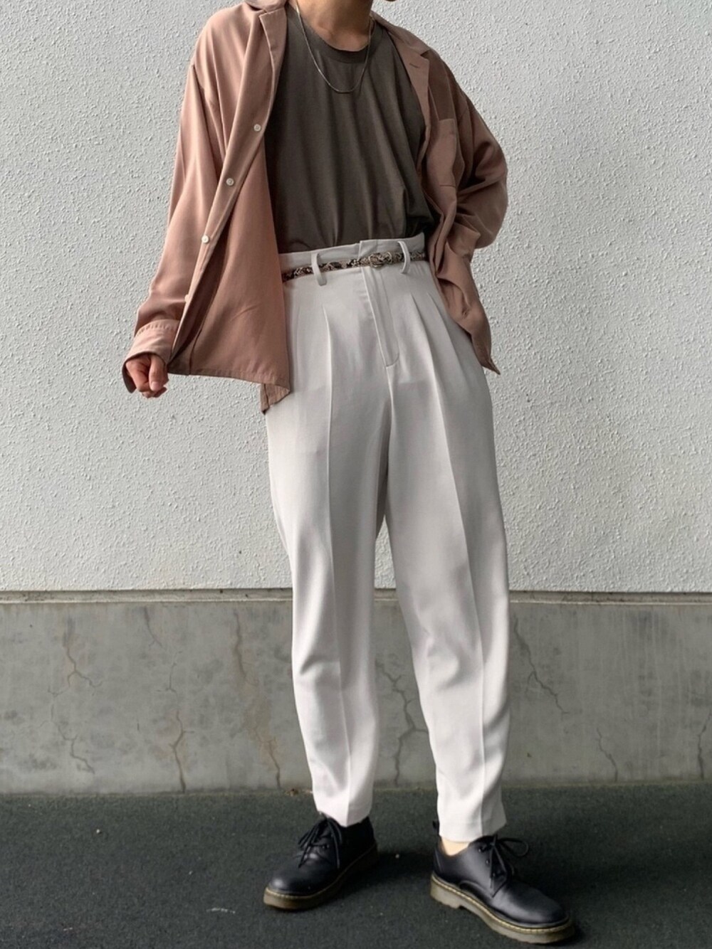 ブラック系のドレスシューズ、ホワイト系のパンツ、グリーン系のタンクトップを着用したメンズの秋コーディネートの1枚目の写真