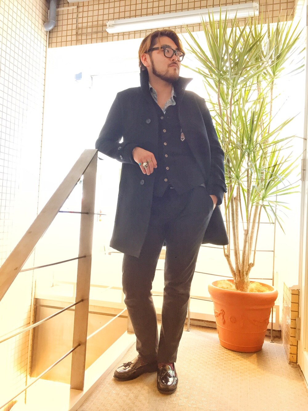 「秋通り越して冬、ブラック、キレイめ、秋冬、大人コーデ、コート、秋のコーデ、自由が丘、B’2nd、b’2nd自由が丘」｜「junhashimotoのアイテム（チェスターコート、ブラック系）」を使った、胸毛王子さん（メンズ・181cm）の秋コーディネートの1枚目の写真