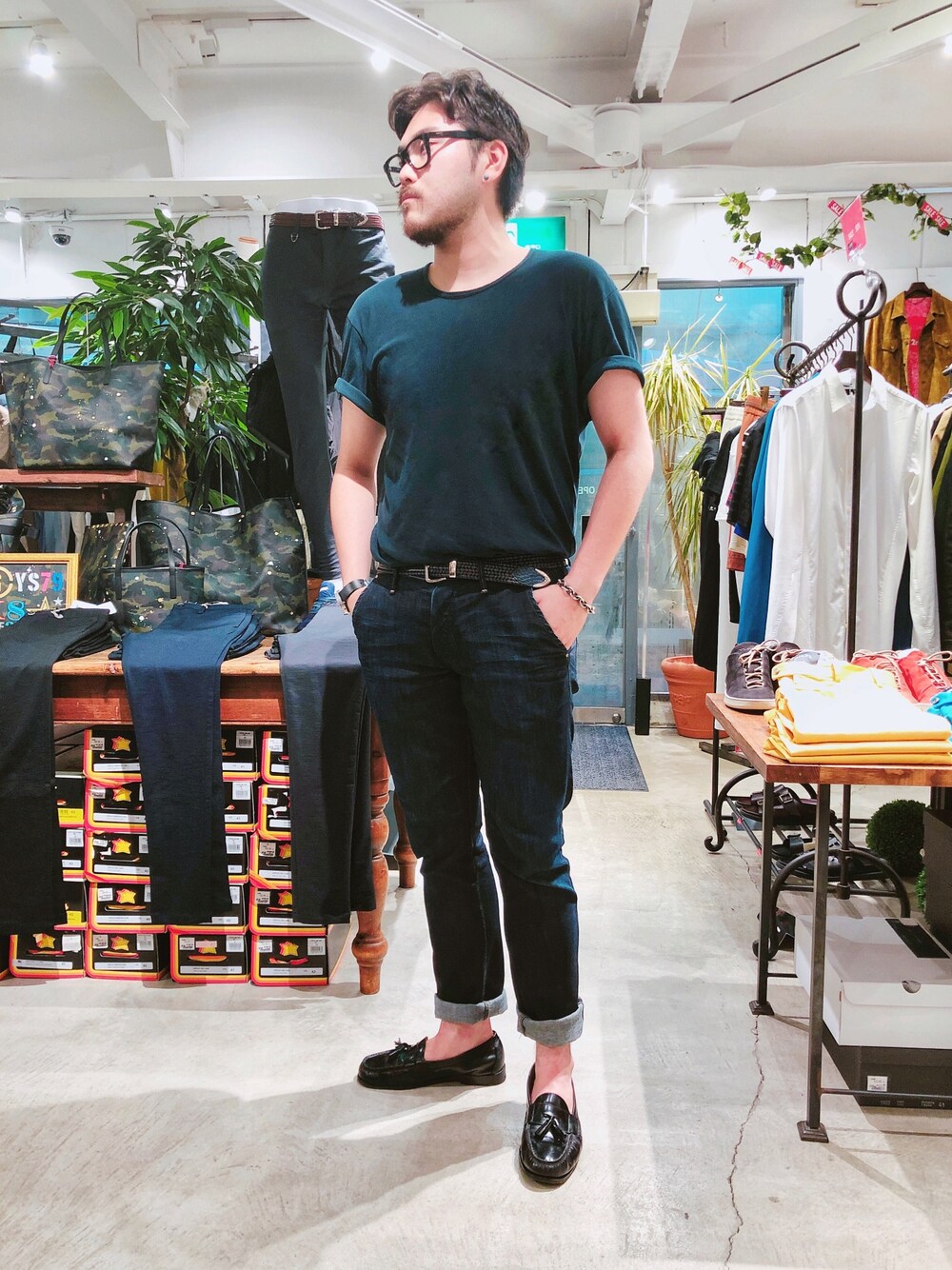 「シンプルコーデ、キレイめ、ロールアップ、ネイビー、ワントーンコーデ、ブラック、自由が丘、ビーセカンド」｜「KAZUYUKI KUMAGAI ATTACHMENTの【KAZUYUKIKUMAGAI】フレスカ40/－天竺クルーネック半袖（Tシャツ/カットソー、グリーン系）」を使った、胸毛王子さん（メンズ・181cm）の夏コーディネートの1枚目の写真