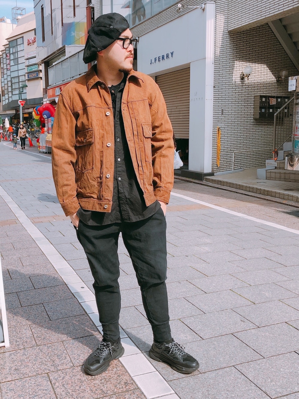 「春コーデ、スニーカーコーデ、めがね、デニムジャケット、泥染め、自由が丘、B’2nd、b’2nd自由が丘」｜「cathy janeのCathy Jane（キャシージェーン）別注ルーズシャツ（シャツ/ブラウス、ブラック系）」を使った、胸毛王子さん（メンズ・181cm）の冬コーディネートの1枚目の写真