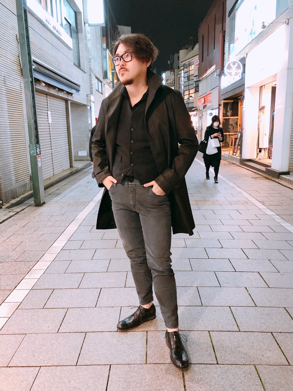「きれいめカジュアル、はるコーデ、黒スキニー、キレイめ、黒、ベスト、デニム、革靴、コート、自由が丘」｜「junhashimotoのSTAND COLLAR COAT（ステンカラーコート、ブラック系）」を使った、胸毛王子さん（メンズ・181cm）の春コーディネートの1枚目の写真