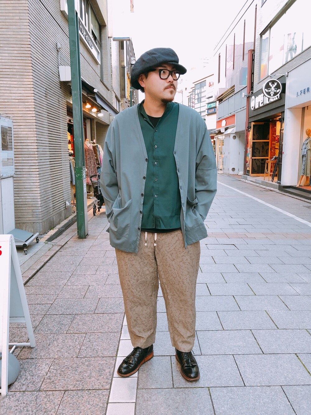 「はるコーデ、春、オーバーサイズ、シャツスタイル、モード、アルチザン、自由が丘、B’2nd、b’2nd自由が丘」｜「OURETのドロップショルダーカーディガン -　50/-強撚スムース　-（カーディガン/ボレロ、ブルー系）」を使った、胸毛王子さん（メンズ・181cm）の春コーディネートの1枚目の写真