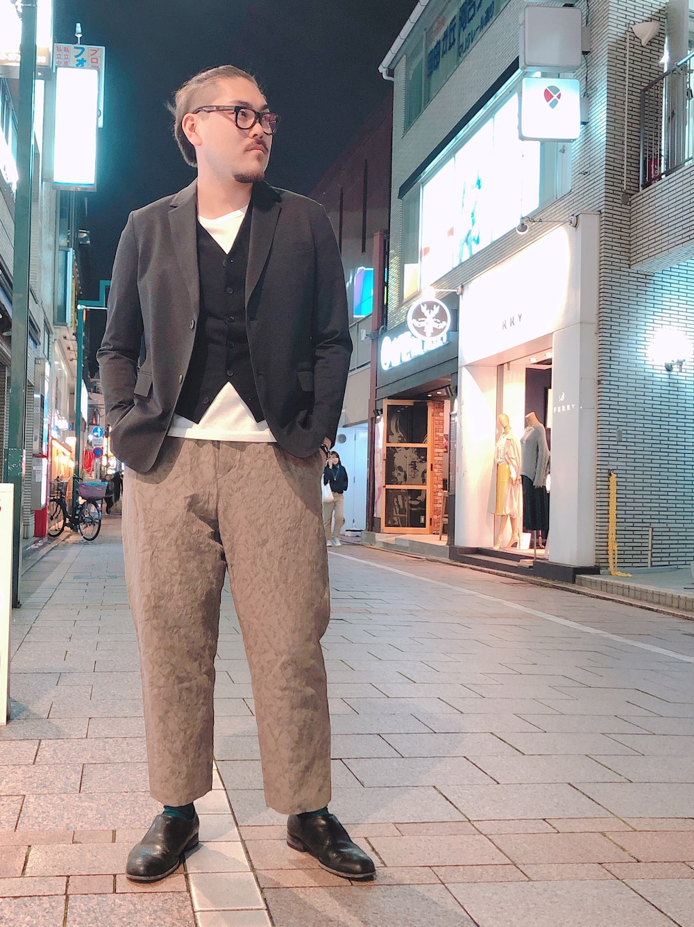 「春、きれいめカジュアル、大人コーデ、オーバーサイズ、革靴、ワイドパンツ、ジャケット、ジレ、自由が丘、B’2nd」｜「WRAPINKNOTのアイテム（スーツベスト、ブラック系）」を使った、胸毛王子さん（メンズ・181cm）の春コーディネートの1枚目の写真