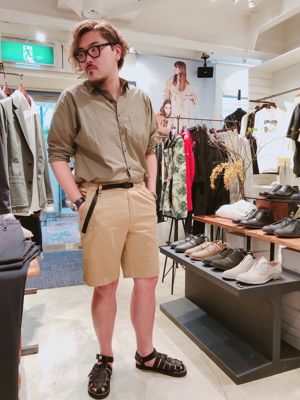 「シンプル、オトナカジュアル、ショーツ、夏コーデ、サンダル、シャツスタイル、自由が丘、B’2nd、b’2nd自由が丘」｜「KAZUYUKI KUMAGAI ATTACHMENTのKAZUYUKI KUMAGAI ATTACHMENT（カズユキクガマイ アタッチメント）タイプライタードロップショルダーシャツ（シャツ/ブラウス、グリーン系）」を使った、胸毛王子さん（メンズ・181cm）の春コーディネートの1枚目の写真
