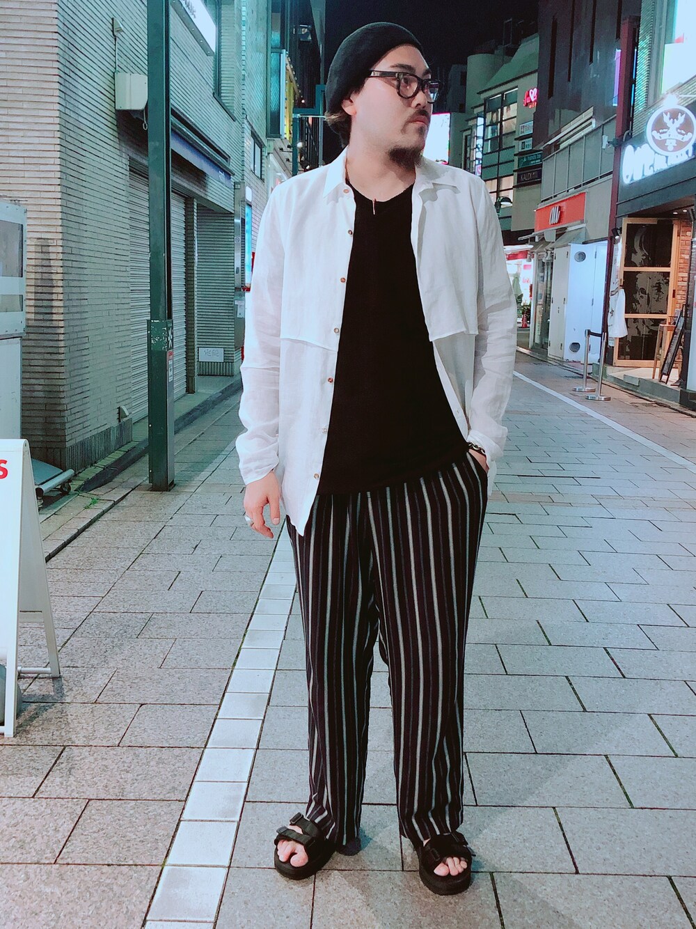 「夏、大人カジュアル、今日のコーデ、きれいめカジュアル、シャツスタイル、ワイドパンツ、白シャツ、ラクチンコーデ、自由が丘、B’2nd」｜「OURETのアイテム（Tシャツ/カットソー、ブラック系）」を使った、胸毛王子さん（メンズ・180cm）の夏コーディネートの1枚目の写真
