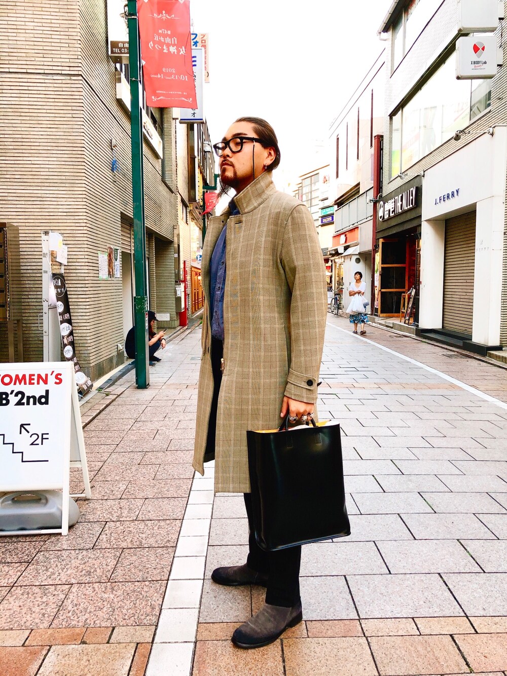 「コート、ブーツ、スラックス、冬コーデ、ブラウン、自由が丘、きれいめカジュアル、新作、B’2nd、b’2nd自由が丘」｜「PIENIのPIENI/ピエ二　TOTE/トートバッグ S（トートバッグ、ブラック系）」を使った、胸毛王子さん（メンズ・181cm）の秋コーディネートの1枚目の写真