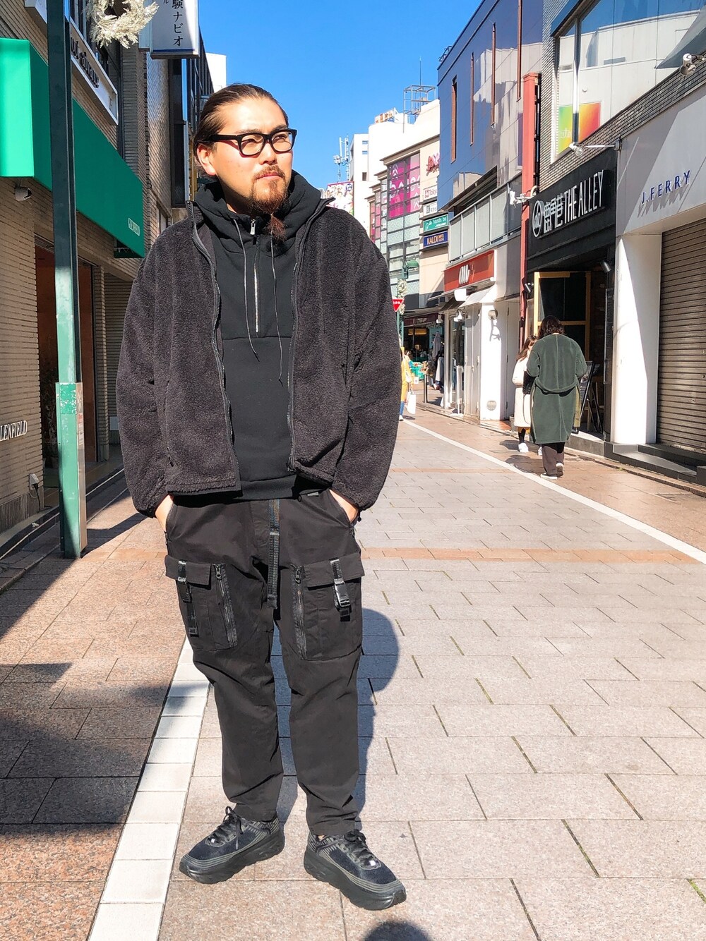 「スニーカー、ブラック、パーカー、ボア、ストリート、モノトーン、スポーツミックス、自由が丘、B2nd、冬アウター」｜「REMI RELIEFのアイテム（ジャケット/アウター、ブラック系）」を使った、胸毛王子さん（メンズ・181cm）の冬コーディネートの1枚目の写真