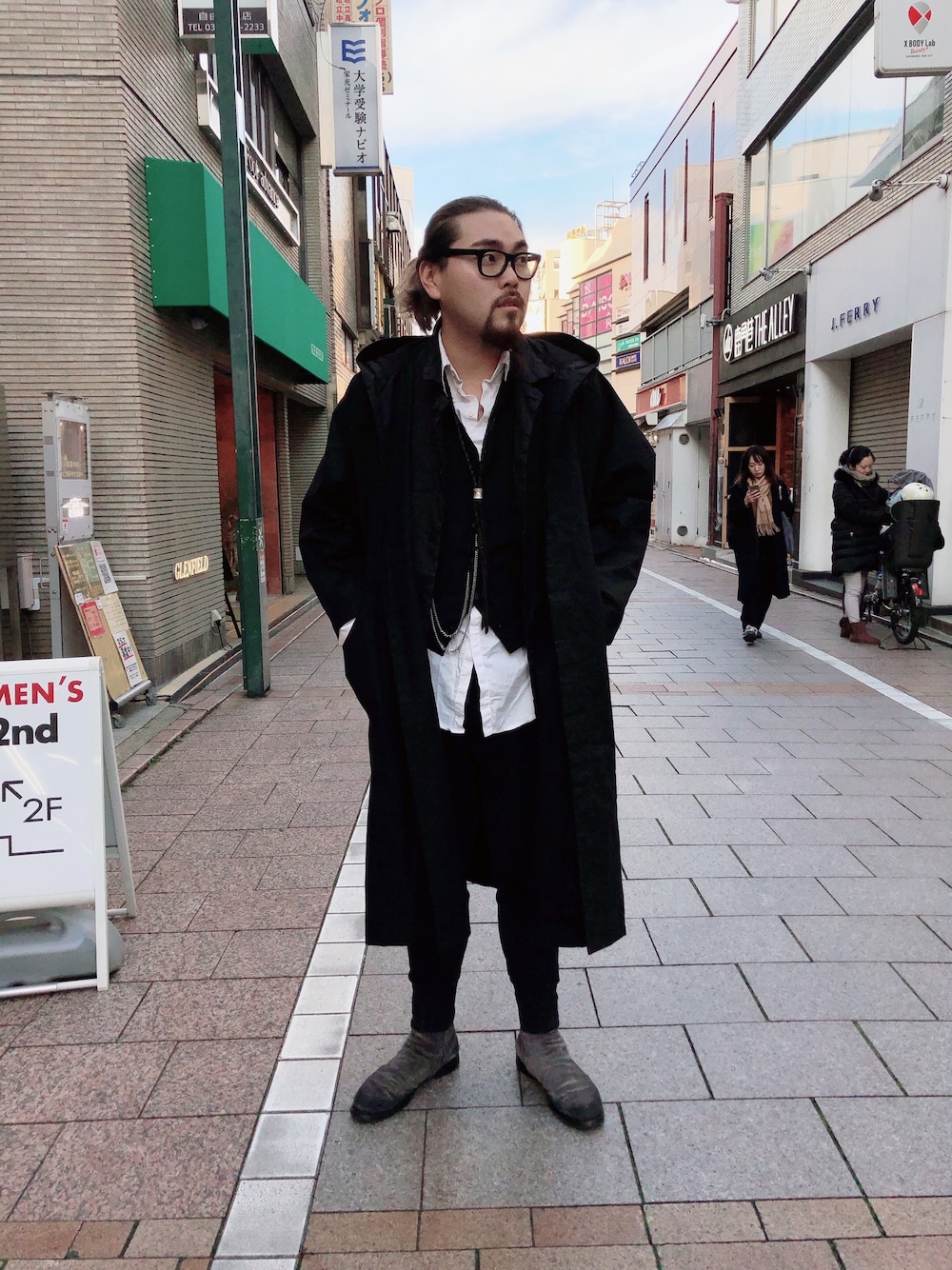 「ブラック、ブーツ、ロングコート、モード、モノトーン、ジョッパーズパンツ、シャツスタイル、ネクタイ、自由が丘、B2nd」｜「JAN-JAN VAN ESSCHEのアイテム（ジャケット/アウター、ブラック系）」を使った、胸毛王子さん（メンズ・181cm）の冬コーディネートの1枚目の写真