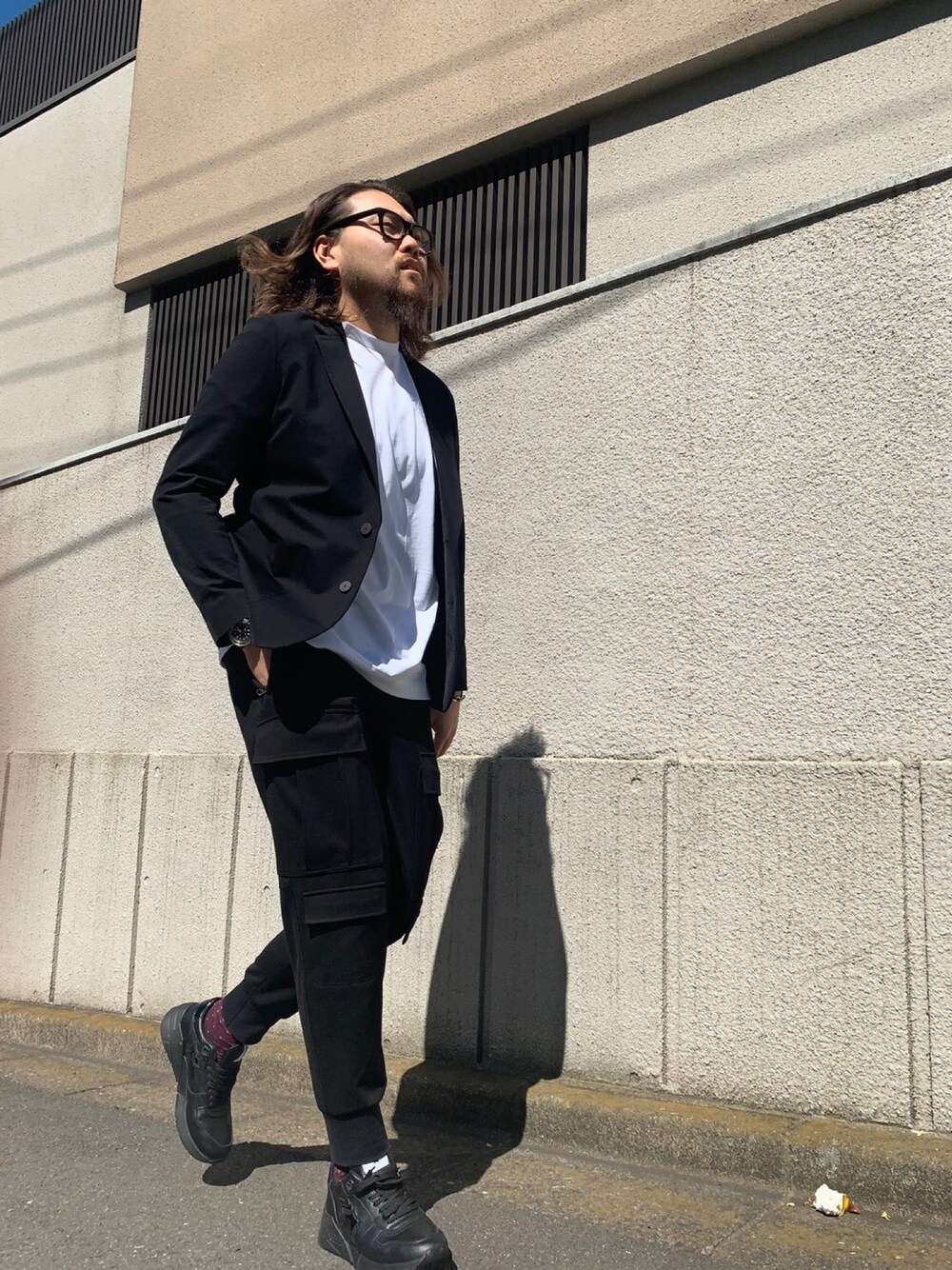 「夏コーデ、春コーデ、スニーカーコーデ、きれいめカジュアル、黒、モノトーン、自由が丘、B’2nd、b’2nd自由が丘」｜「ATONのATON (エイトン) OVERSIZED T-SHIRT/オーバーサイズティーシャツ（Tシャツ/カットソー、ホワイト系）」を使った、胸毛王子さん（メンズ・181cm）の春コーディネートの1枚目の写真