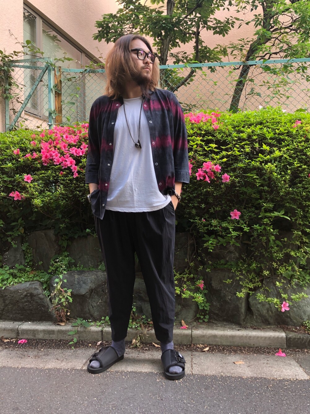 「今日のコーデ、シャワーサンダル、レザー、アルチザン、はるコーデ、休日スタイル、自由が丘、B2nd、B’2nd、シルバーアクセサリー」｜「ISAMU KATAYAMA BACKLASHのアイテム（シャツ/ブラウス、ブラック系）」を使った、胸毛王子さん（メンズ・181cm）の春コーディネートの1枚目の写真