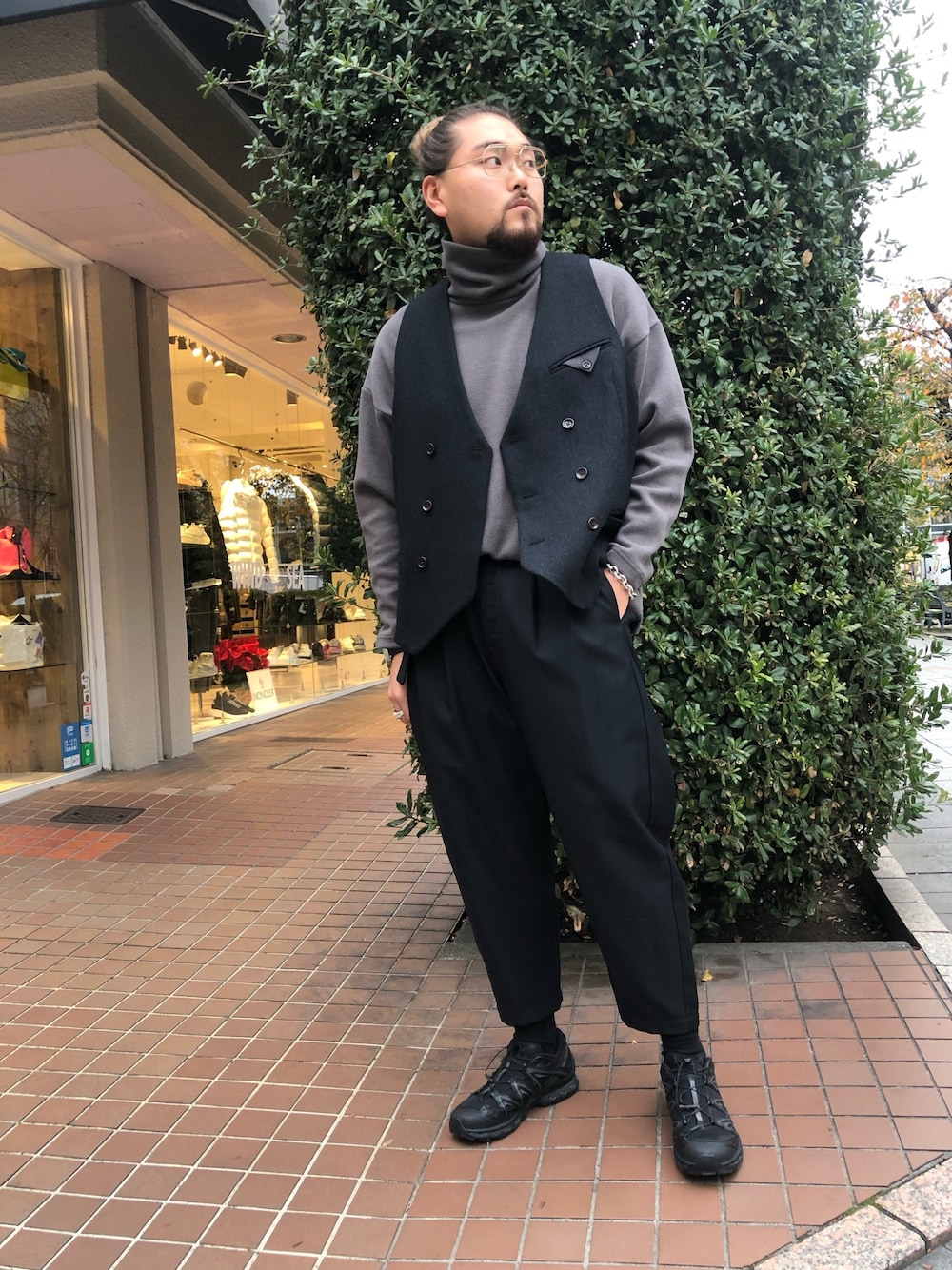 「秋コーデ、秋冬コーデ、ビッグシルエット、リラックススタイル、キレイめ、タートルネック、スラックス、ジレ、自由が丘、B2nd」｜「KAZUYUKI KUMAGAI ATTACHMENTのKAZUYUKI KUMAGAI ATTACHMENT（カズユキクマガイ アタッチメント）ダブルフェイスタートルネック（Tシャツ/カットソー、ブラック系）」を使った、胸毛王子さん（メンズ・182cm）の秋コーディネートの1枚目の写真