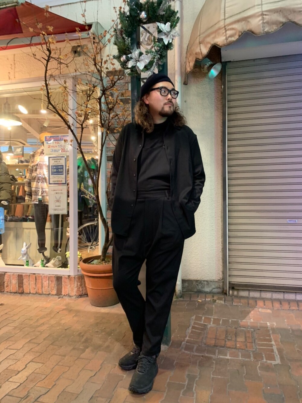 「休日スタイル、カジュアルコーデ、大人コーデ、黒、ワントーンコーデ、シャツスタイル、サロペット、スニーカー、タートルネック、自由が丘」｜「ISAMU KATAYAMA BACKLASHのアイテム（シャツ/ブラウス、ブラック系）」を使った、胸毛王子さん（メンズ・182cm）の冬コーディネートの1枚目の写真