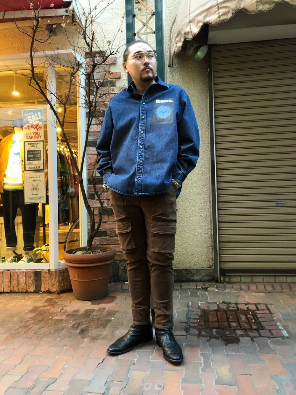 「カジュアルコーデ、デニムパンツ、アメカジ、カーゴパンツ、ブーツ、デニムシャツ、ブラウン、インディゴ、自由が丘、B2nd」｜「Name.のアイテム（シャツ/ブラウス、ブルー系）」を使った、胸毛王子さん（メンズ・182cm）の冬コーディネートの1枚目の写真