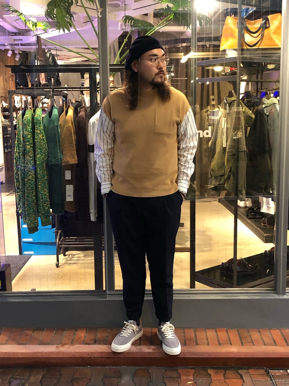 「シンプル、大人コーデ、スニーカーコーデ、大人カジュアル、スラックス、ニット、ベレー帽、めがね、自由が丘、B2nd」｜「WRAPINKNOTのアイテム（トップス、ベージュ系）」を使った、胸毛王子さん（メンズ・182cm）の春コーディネートの1枚目の写真