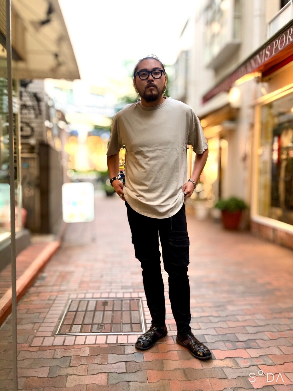 ベージュ系のTシャツ/カットソー、ブラック系のカーゴパンツを着用したメンズの春コーディネートの1枚目の写真