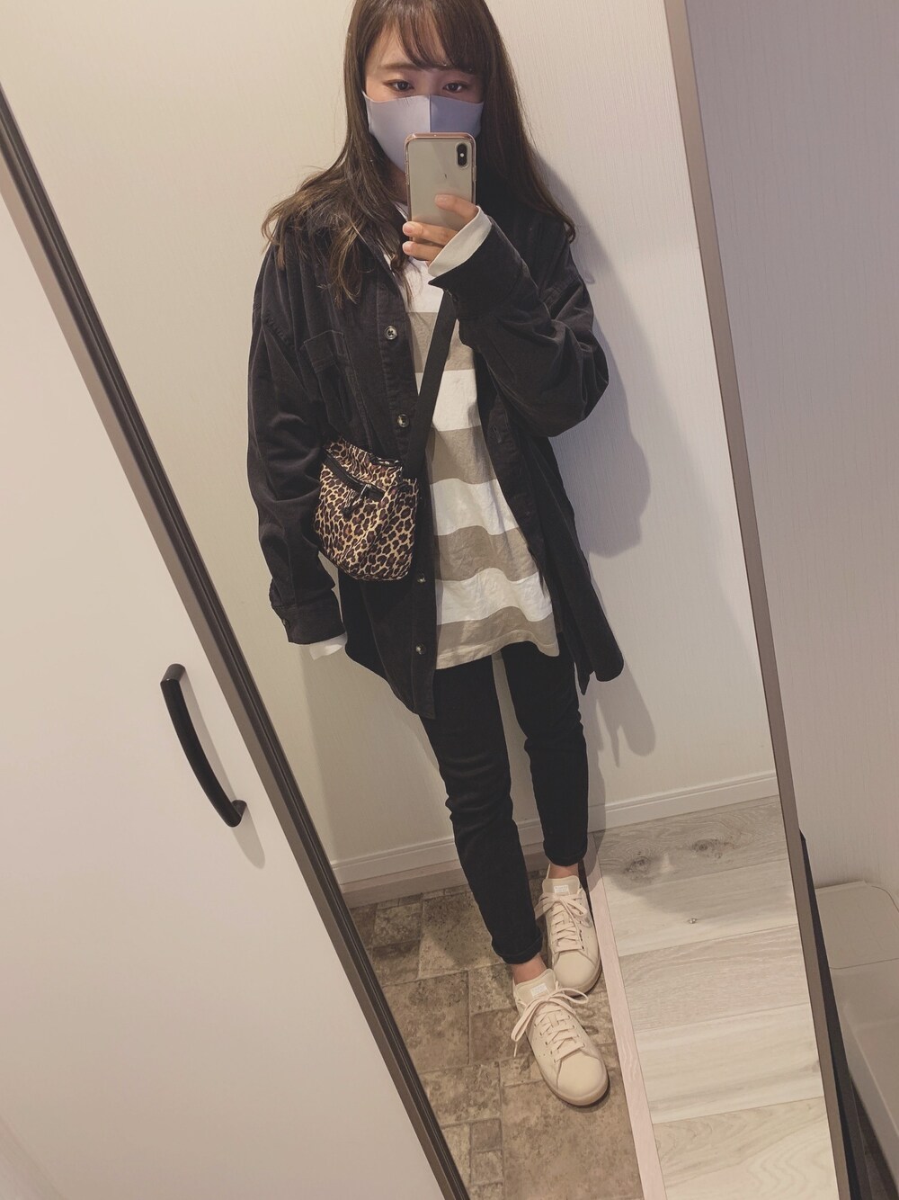 「秋コーデ、ビッグシルエット、ボーダー、ブラック、休日コーデ、メンズライク、ショルダーバッグ、スニーカー、UNIQLO、ootd」｜「Ungridのコーデュロイビッグシャツ（シャツ/ブラウス、グレー系）」を使った、ma.さん（レディース・154cm）の秋コーディネートの1枚目の写真