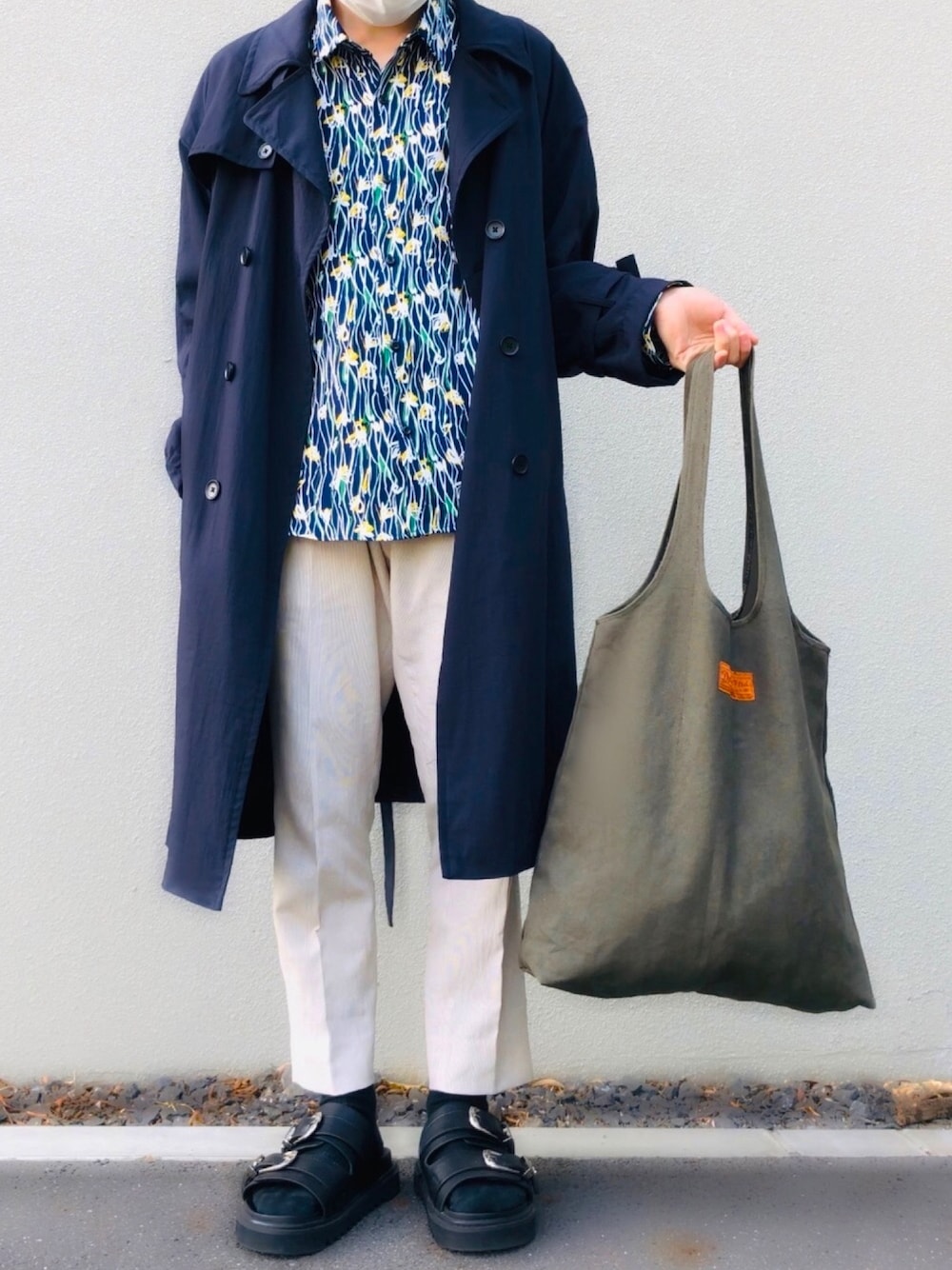 ブルー系のトレンチコート、ブルー系のシャツ/ブラウス、ベージュ系のその他パンツを着用したメンズの春コーディネートの1枚目の写真