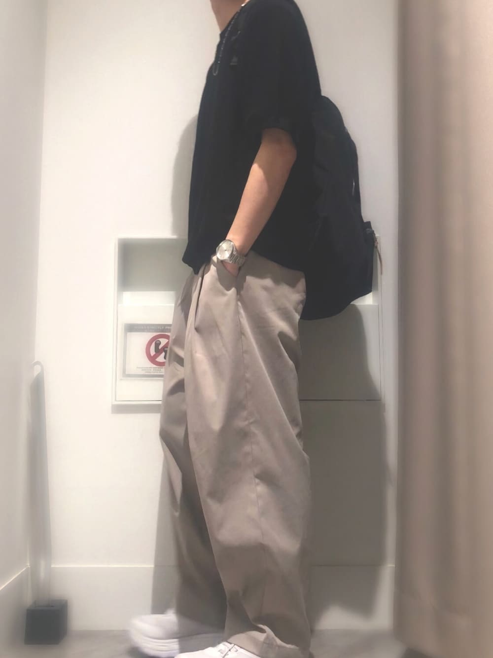 グレー系のスニーカー、ベージュ系のその他パンツ、ブラック系のニット/セーターを着用したメンズの春コーディネートの1枚目の写真