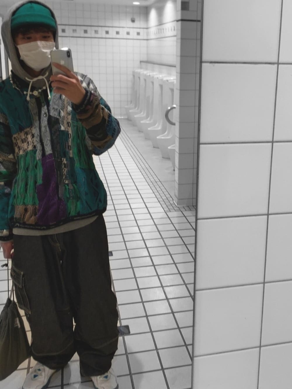 「トイレから失礼しやす、古着、古着MIX、ストリート、オーバーサイズ、COOGI、レイヤードスタイル、ビーニー」｜「USEDのアイテム（カーゴパンツ、ブラック系）」を使った、🙈さん（メンズ・270cm）の冬コーディネートの1枚目の写真