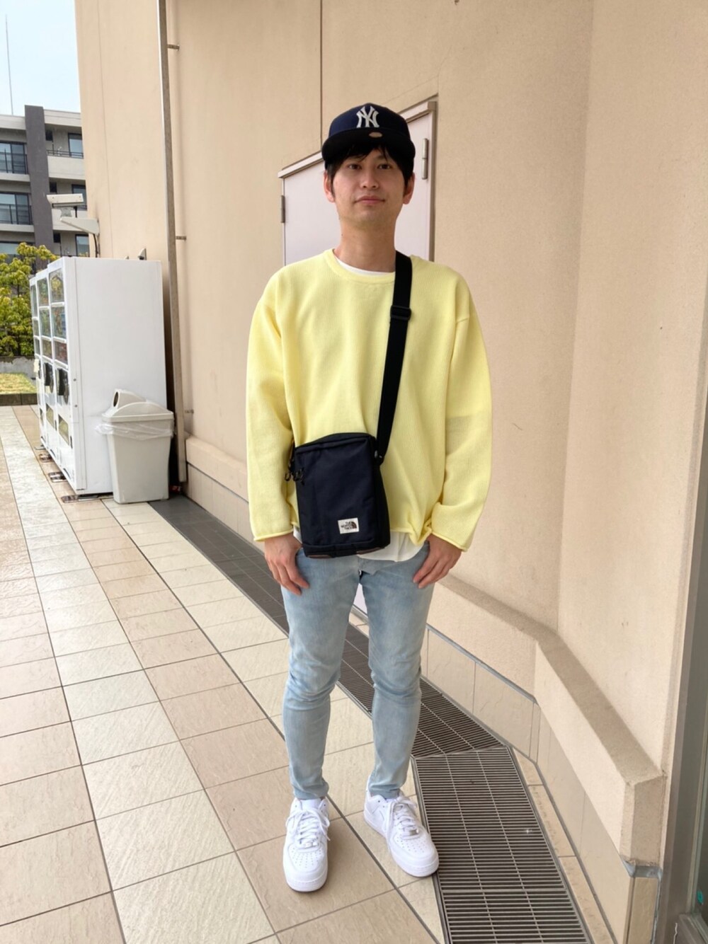 「春、パステルカラー、スニーカー、NIKE、ニューエラ、ストリート、ホワイトスニーカー、デニム」｜「THE NORTH FACEのアイテム（ショルダーバッグ、ブラック系）」を使った、gagamalu23さん（メンズ・174cm）の春コーディネートの1枚目の写真