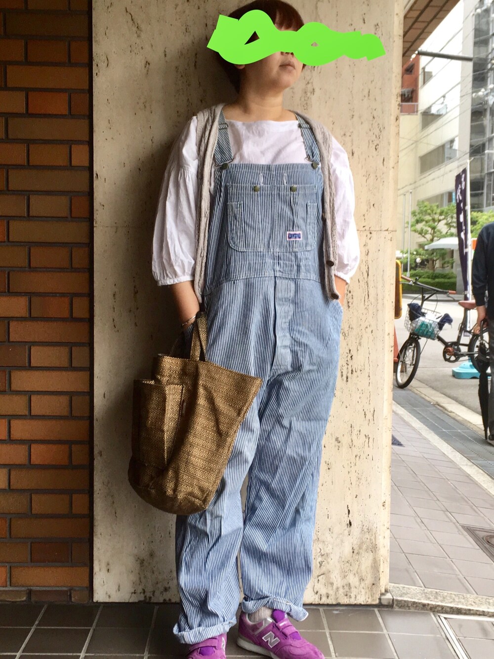 「シンプル、今日のコーデ、スニーカーコーデ、used、BIGSMITHオーバーオール、古着」｜「UNIQLOのアイテム（シャツ/ブラウス、ホワイト系）」を使った、cava_oui!さん（レディース・167cm）の秋コーディネートの1枚目の写真