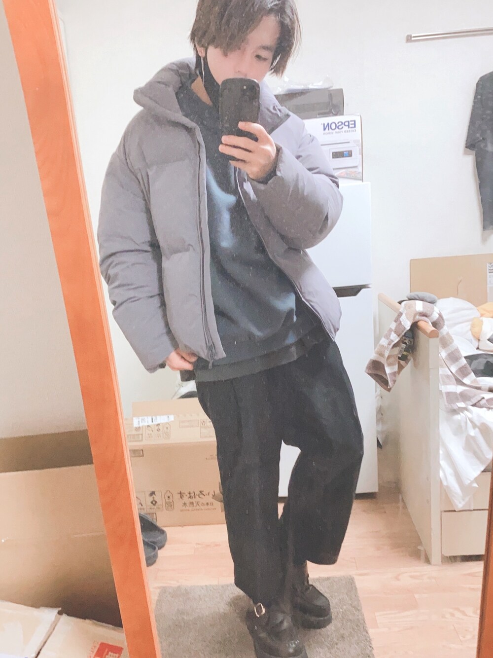 「シンプルコーデ、お洒落さんとつながりたい、ラフ、カジュアルコーデ、革靴、きれいめカジュアル、冬コーデ、イヤーカフ、黒コーデ、プリントスウェット」｜「WYM LIDNMの【WYM LIDNM】HEAT FIBER DOWN JACKET（ダウンジャケット/コート、ブルー系）」を使った、yukkeさん（メンズ・163cm）の冬コーディネートの1枚目の写真