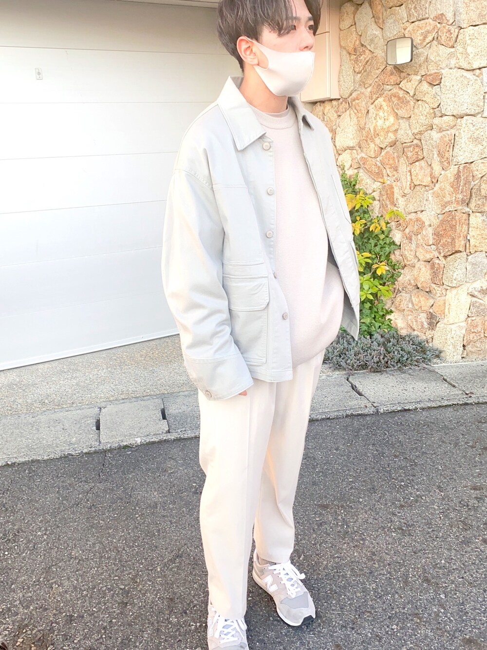 「シンプル、おしゃれさんと繋がりたい、オーバーサイズ、キレイめ、ビックシルエット、ワントーンコーデ、春服、大学生、ホワイトパンツ、ブルゾン」｜「WYM LIDNMの【WYM LIDNM】EURO RAYON WORK WIDE BLOUSON（ブルゾン、グリーン系）」を使った、yukkeさん（メンズ・163cm）の春コーディネートの1枚目の写真