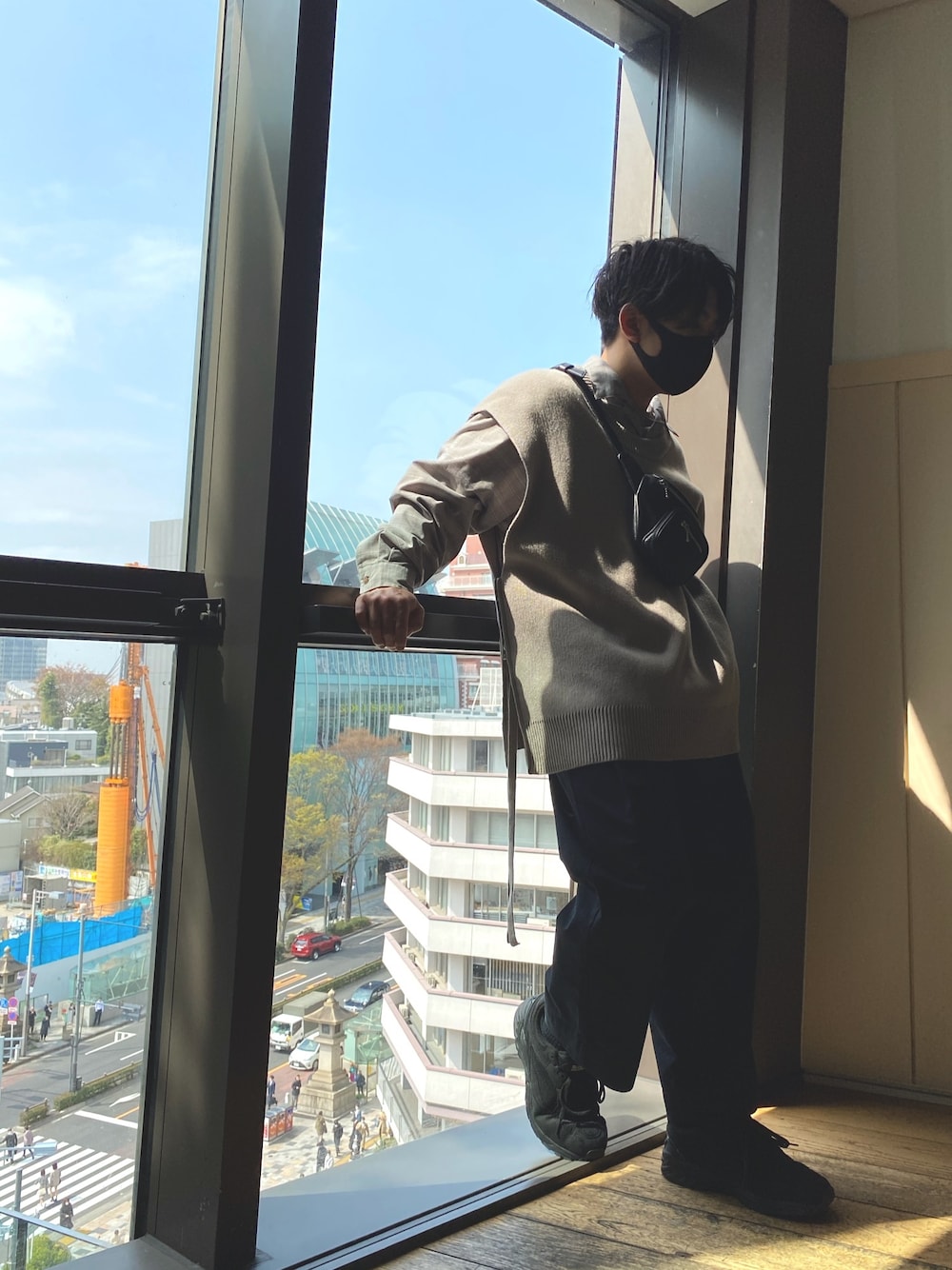 「春めきシューズ、ニットベスト、春、カジュアル、休日コーデ、スニーカー、リラックススタイル、きれいめカジュアル、オーバーサイズ、ファッションの力を信じよう」｜「shiki tokyoのMultiway OVERSIZED KNIT VEST / マルチウェイオーバーサイズニットベスト（ベスト、ベージュ系）」を使った、yukkeさん（メンズ・163cm）の春コーディネートの1枚目の写真
