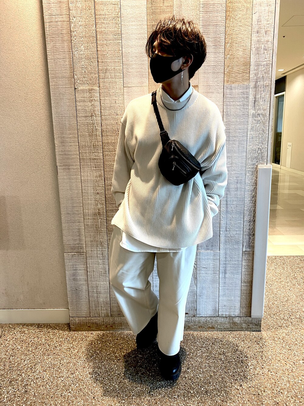 「シンプル、春、オーバーサイズ、今日のコーデ、きれいめカジュアル、ワイドパンツ、低身長、休日スタイル、ホワイトコーデ、厚底シューズ」｜「remerのアイテム（イヤーカフ、シルバー系）」を使った、yukkeさん（メンズ・163cm）の春コーディネートの1枚目の写真