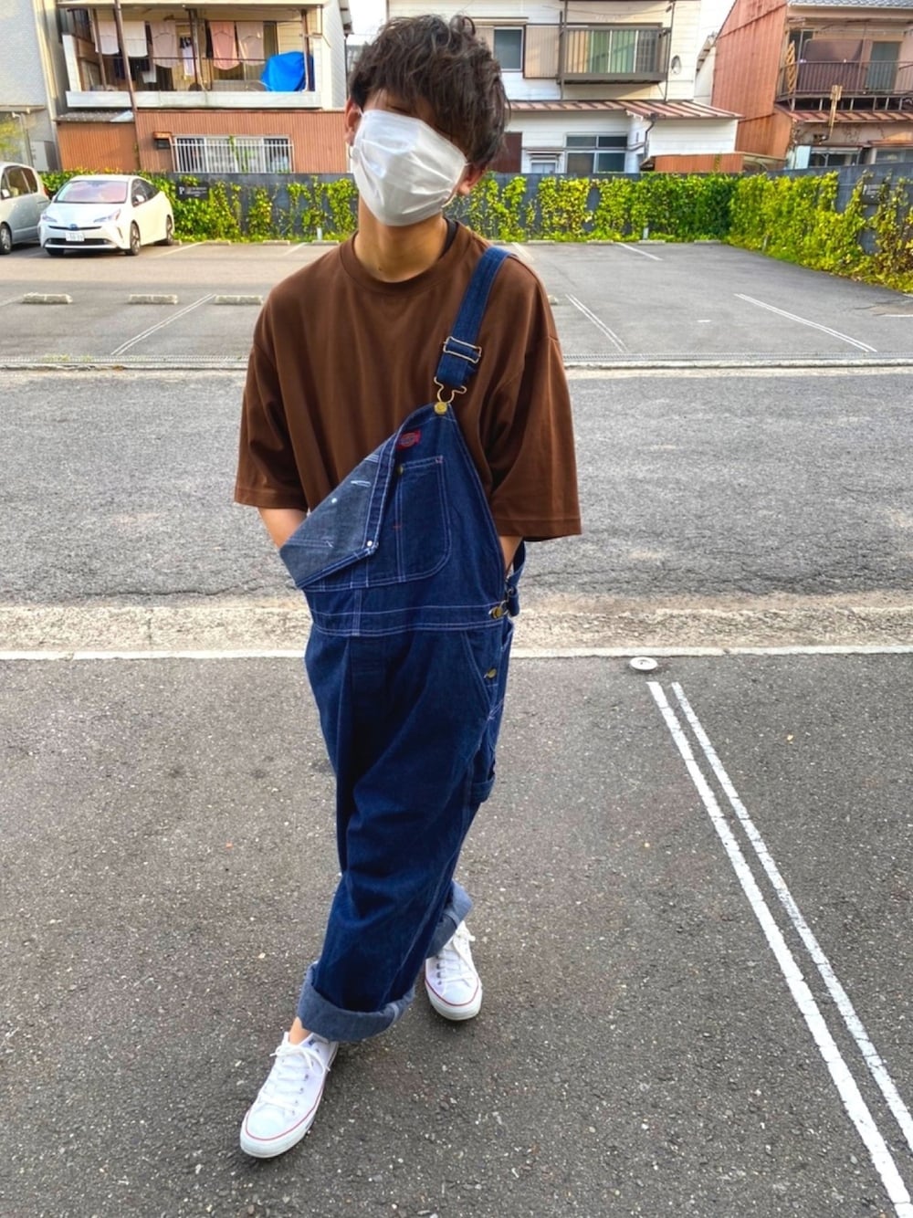 「オーバーオール、オーバーオールコーデ、古着、コンバース」｜「UNIQLOのアイテム（Tシャツ/カットソー、ブラウン系）」を使った、sosukeさん（メンズ・167cm）の夏コーディネートの1枚目の写真