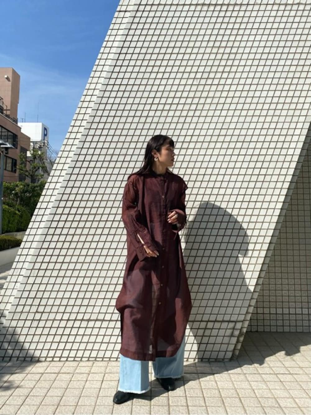 「パンツ、無地、スタイリング、スタイル、今日のコーデ」｜「PUBLIC TOKYOのアームスリットシースルーシャツワンピ（シャツワンピース、レッド系）」を使った、yukisugasawaさん（レディース・155cm）の春コーディネートの1枚目の写真