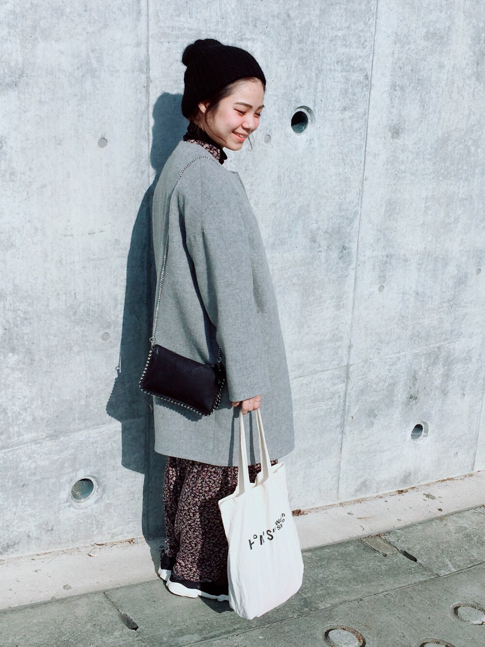 「シンプル、大人カジュアル、ootd、マキシ丈ワンピース、ノーカラーコート、スニーカー、ワンピース、アウター、グレー、休日スタイル」｜「mysty womanのウールモッサノーカラーオーバーコート（その他アウター、グレー系）」を使った、みょん／ALAND STAFFさん（レディース・163cm）の秋コーディネートの1枚目の写真