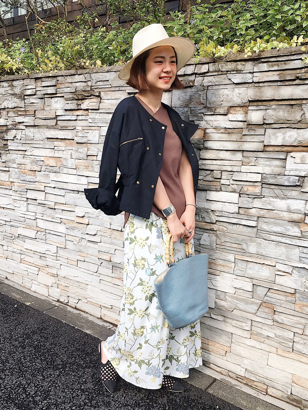 「mysty woman、ミスティ ウーマン(mysty woman)、シンプル、夏コーデ、オトナカジュアル、パンツスタイル、休日スタイル、バブーシュ、夏、柄パンツ」｜「mysty womanのバックツイルミリタリーブルゾン（ブルゾン、ブラック系）」を使った、みょん／ALAND STAFFさん（レディース・163cm）の夏コーディネートの1枚目の写真
