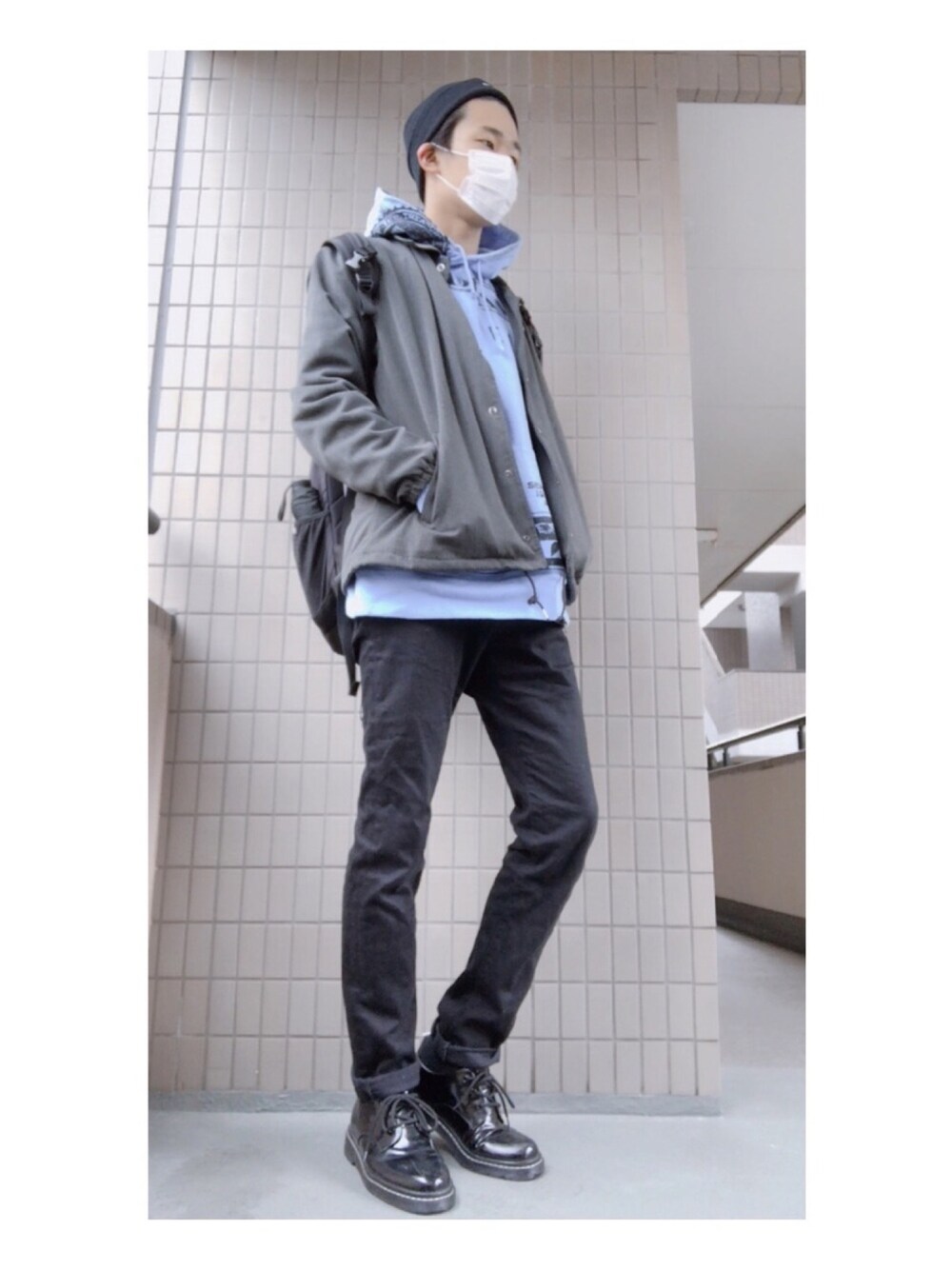 ブルー系のパーカー、グレー系のその他アウター、ブラック系のデニムパンツを着用したメンズの冬コーディネートの1枚目の写真