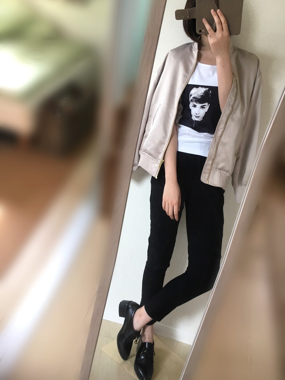 ブラック系のその他パンツ、ホワイト系のTシャツ/カットソー、ベージュ系のブルゾンを着用したレディースの春コーディネートの1枚目の写真