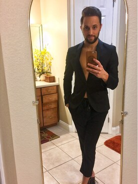 「H&M（エイチ・アンド・エム）のアイテム（スーツジャケット）」を使った、Anthony Reyesさん（メンズ・183cm）の冬コーディネート