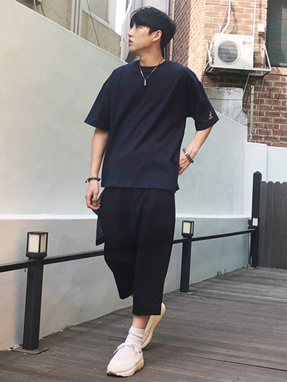 「ブラック、Tシャツ、ネイビー、ストリート、ワイドパンツ、クロップドパンツ、アンクルパンツ、夏コーデ、半袖シャツ、韓国ファッション」｜「BASQUE magentaの【BASQUE -enthusiastic design-】リネンコットンサマーワイドアンクルイージーパンツ（その他パンツ、ブラック系）」を使った、basquemagentaさん（メンズ・180cm）の春コーディネートの1枚目の写真