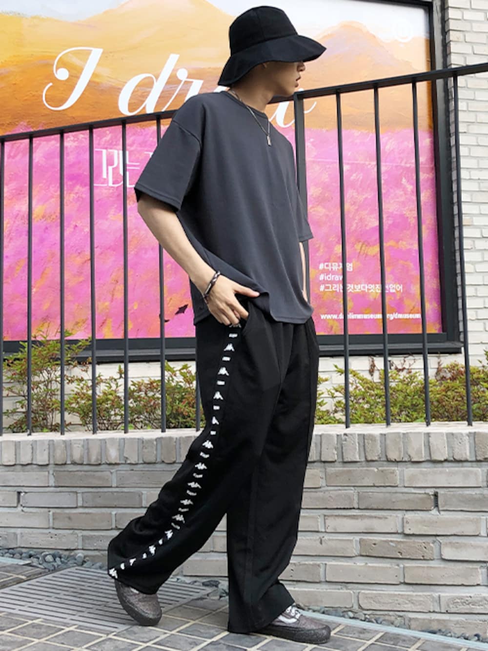 パープル系のその他パンツを着用したメンズの夏コーディネートの1枚目の写真