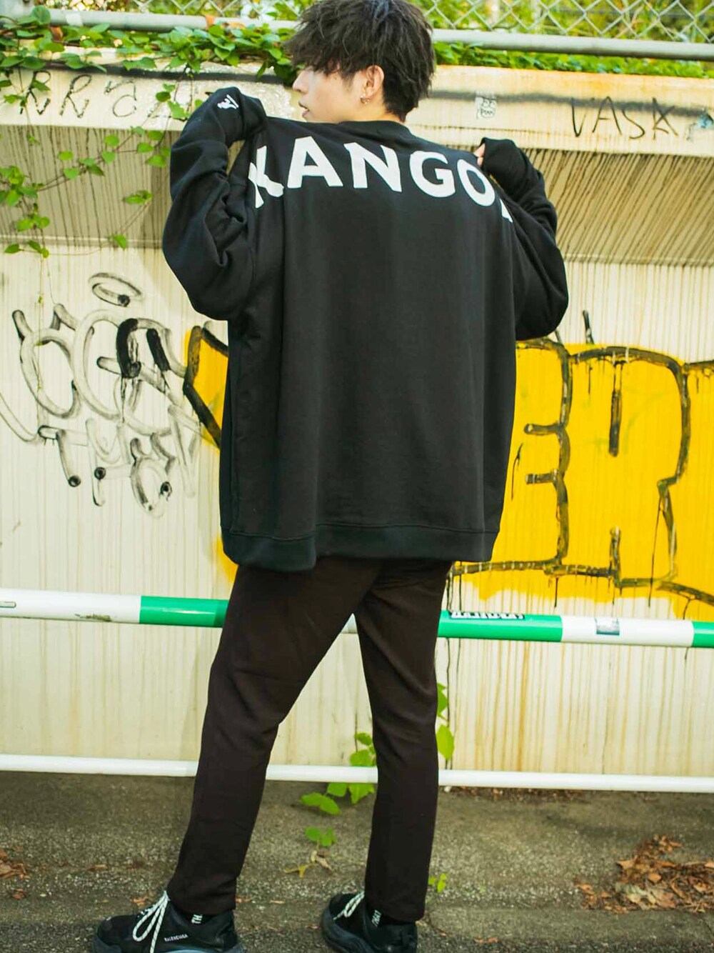 「スウェット、黒、韓国、KANGOL、ビックシルエット、ootd、バックプリント、黒コーデ、韓国ファッション」｜「KANGOLのKANGOL カンゴール BASQUE magenta 別注 バックプリント スーパービッグシルエット プルオーバースウェット（スウェット、ベージュ系）」を使った、basquemagentaさん（メンズ・180cm）の秋コーディネートの1枚目の写真