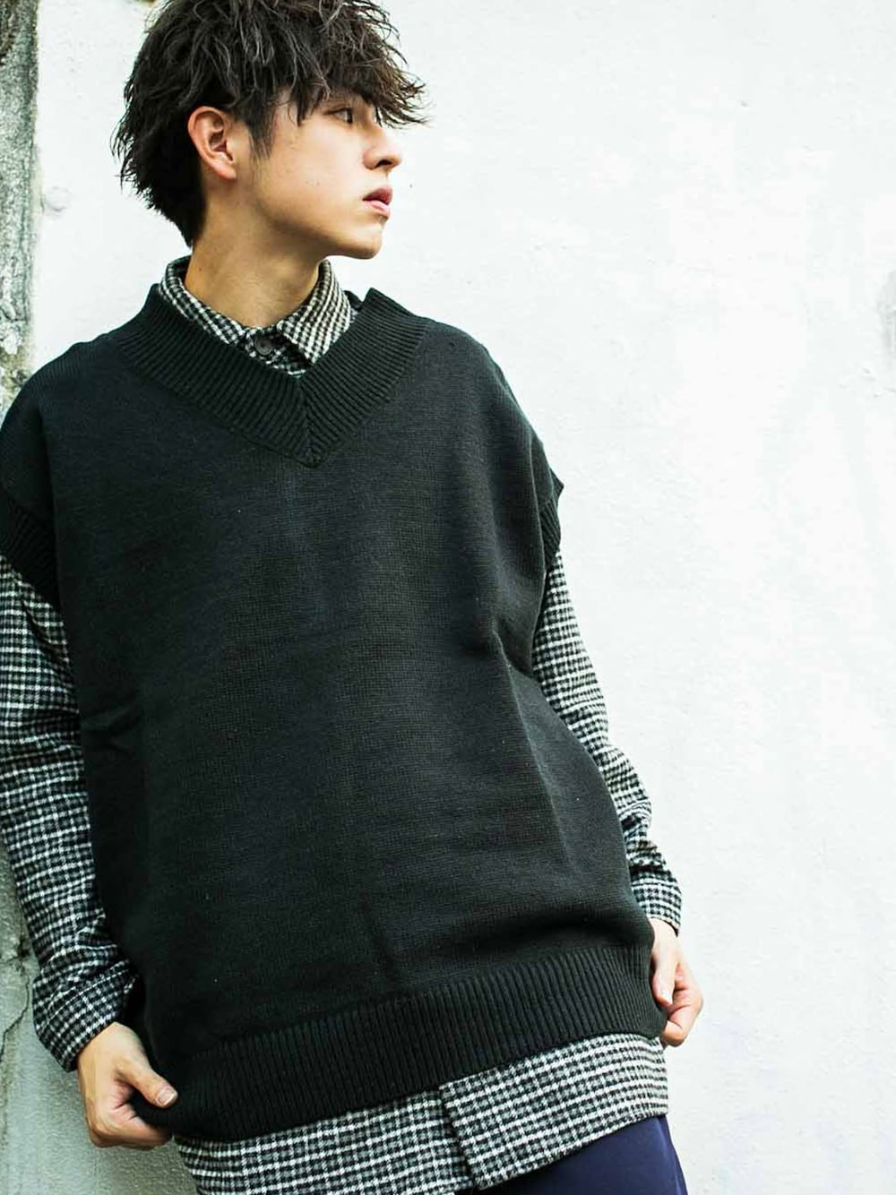 「ニット、黒、ベスト、オーバーサイズ、ビックシルエット、ootd、韓国ブランド、韓国ファッション、ベスト×シャツ、オーバーサイズニット」｜「BASQUE magentaの【BASQUE -enthusiastic design-】ビッグシルエット Vネック ニットベスト(無地/チルデン/切替)（ベスト、ブラック系）」を使った、basquemagentaさん（メンズ・180cm）の秋コーディネートの1枚目の写真
