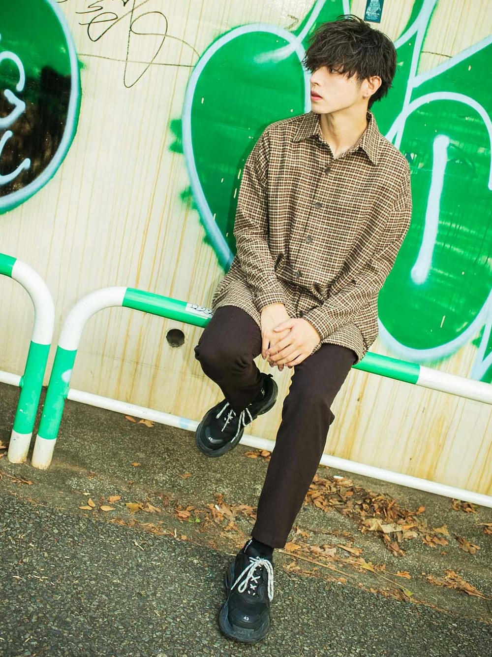 「チェック、シャツ、チェックシャツ、ストリート、韓国、ビックシルエット、ootd、韓国ファッション、おしゃれさんと繋がりたい」｜「BASQUE magentaの【BASQUE -enthusiastic design-】ビッグシルエットヘビーウェイトチェックネルシャツ（シャツ/ブラウス、グレー系）」を使った、basquemagentaさん（メンズ・180cm）の秋コーディネートの1枚目の写真